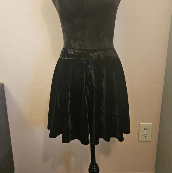 Urban Coco Black Velvet Skater Mini Skirt - Size Medium💃 - Picture 2 of 7